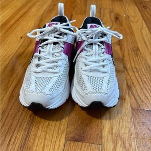 Girl’s Nike Vomero 5